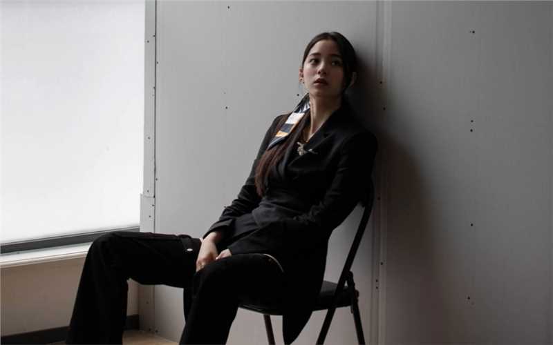 最全欧阳娜娜甜酷范黑西装时尚杂志封面图片相册