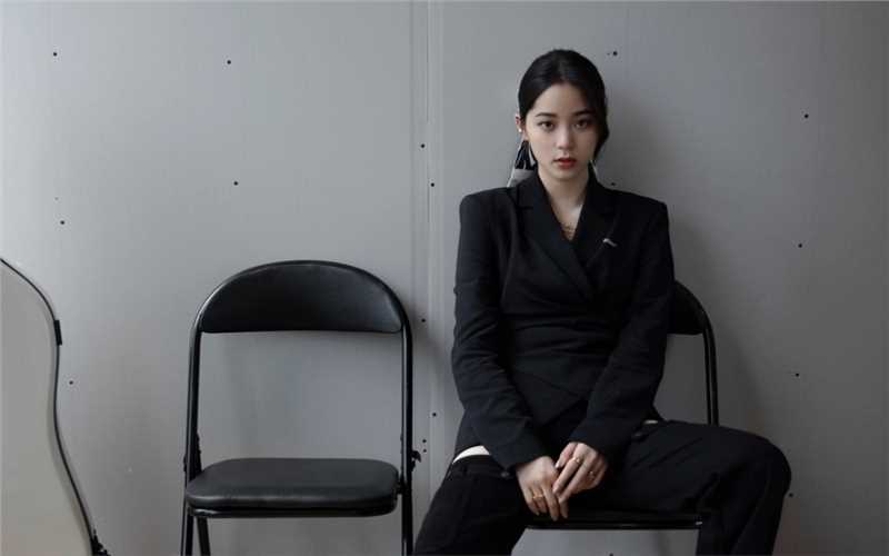 最全欧阳娜娜甜酷范黑西装时尚杂志封面图片相册