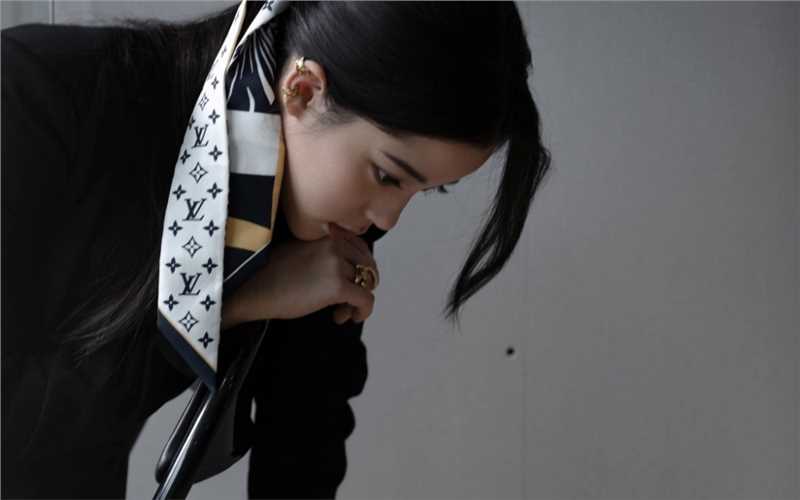 最全欧阳娜娜甜酷范黑西装时尚杂志封面图片相册