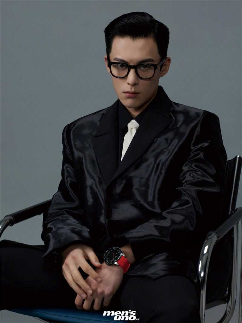 最新王鹤棣黑框眼镜狼奔头雅痞西装时尚壁纸