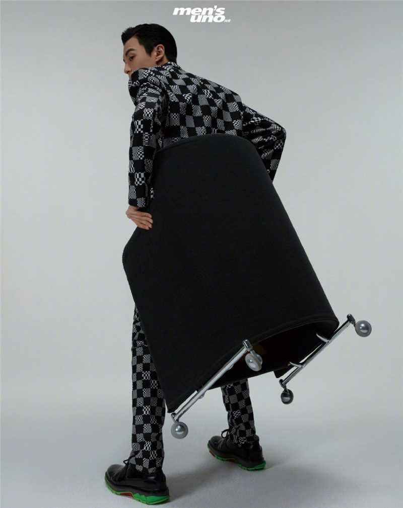 最新王鹤棣黑框眼镜狼奔头雅痞西装时尚壁纸