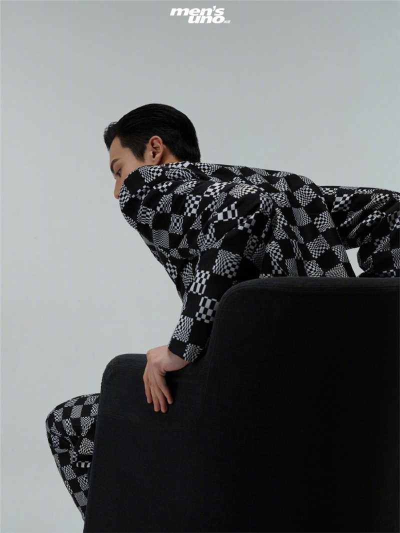 最新王鹤棣黑框眼镜狼奔头雅痞西装时尚壁纸