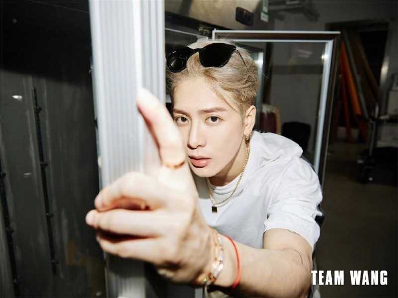 特别专辑王嘉尔玫瑰金发色帅气时尚画报图片