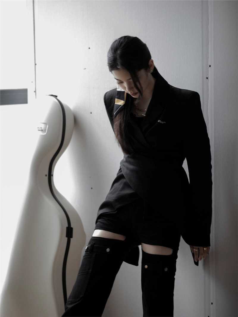 高清甜酷女孩欧阳娜娜时尚有范穿搭黑白图集