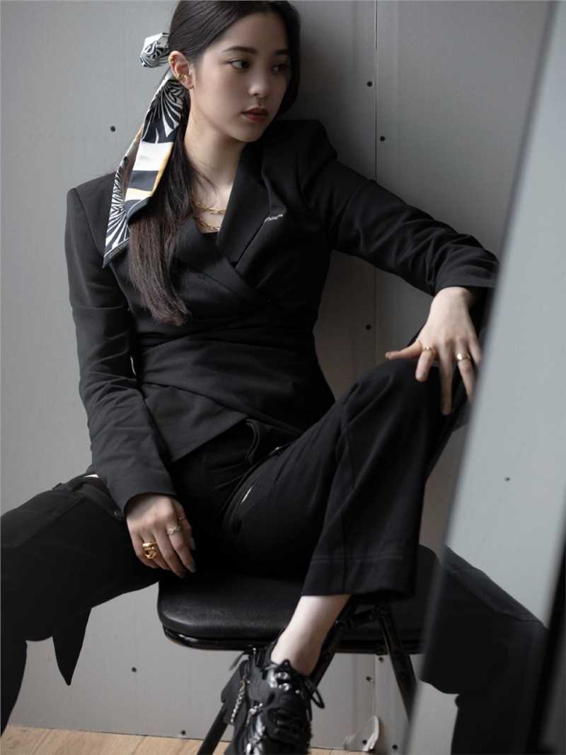 高清甜酷女孩欧阳娜娜时尚有范穿搭黑白图集