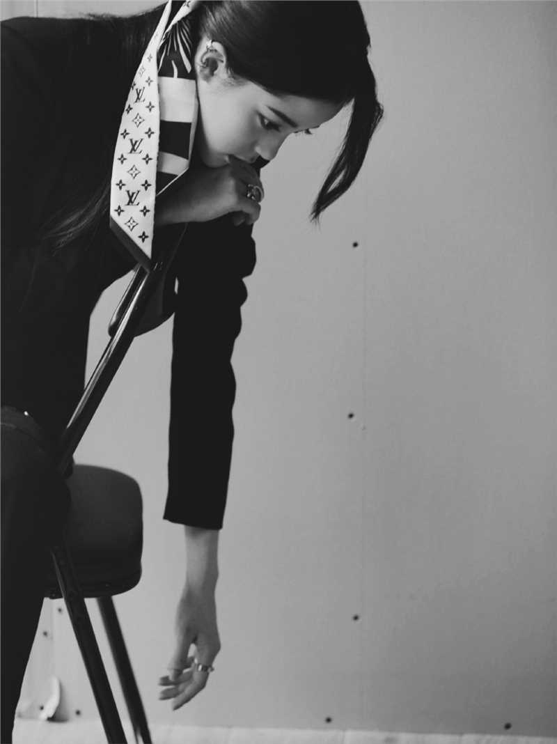 高清甜酷女孩欧阳娜娜时尚有范穿搭黑白图集