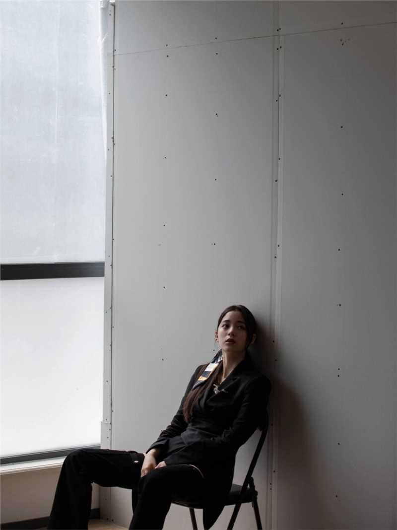 高清甜酷女孩欧阳娜娜时尚有范穿搭黑白图集