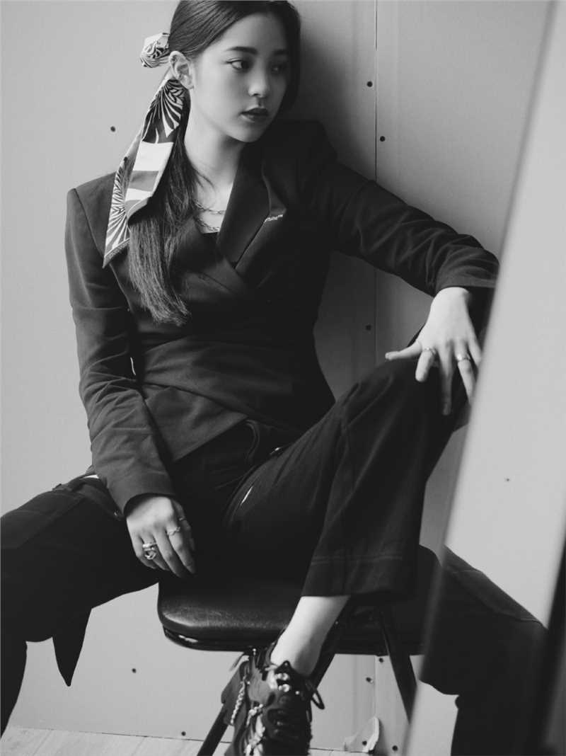 高清甜酷女孩欧阳娜娜时尚有范穿搭黑白图集
