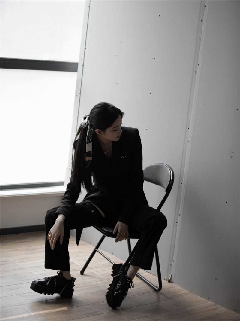 高清甜酷女孩欧阳娜娜时尚有范穿搭黑白图集