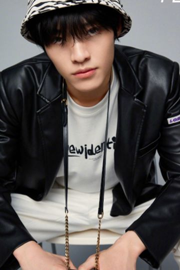 王俊凯少年感超帅青春气息时尚杂志图片