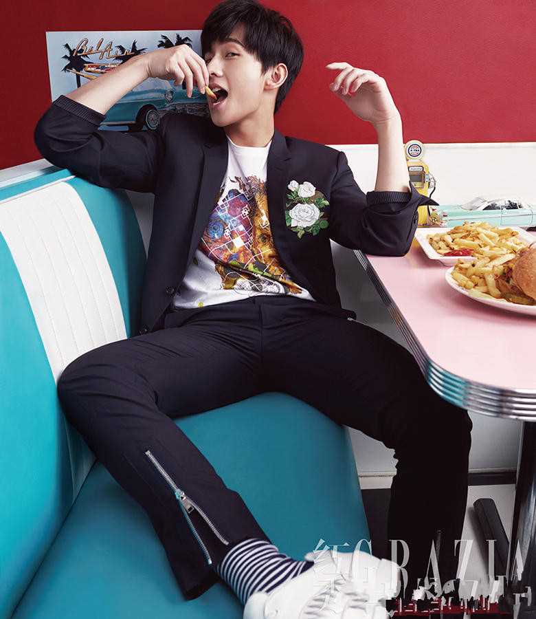 高清杨洋快餐店里品尝美食不亦乐乎时尚图集