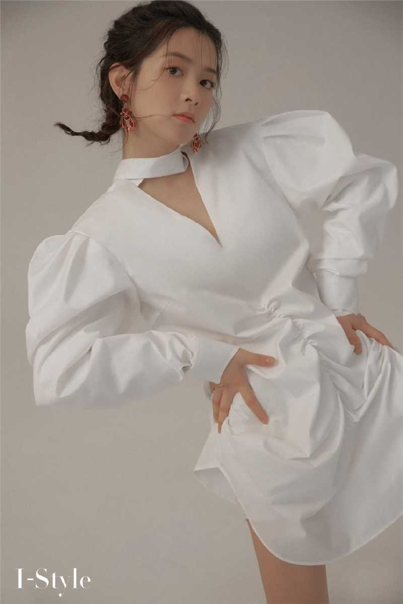 精选清纯小花陈昊宇时尚感白裙酷美杂志图片图册