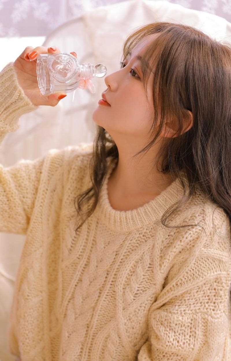 优质杏眼甜美女孩吊带碎花裙大长腿闺房相册