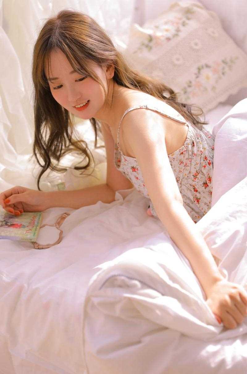 优质杏眼甜美女孩吊带碎花裙大长腿闺房相册