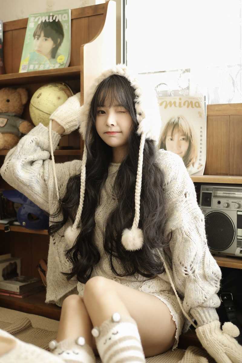 精选秋日甜美女孩居家温暖毛衣光滑大长腿私房照图册