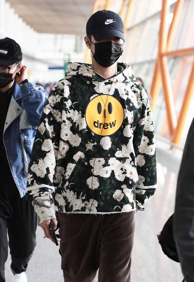 最新赖冠霖机场带口罩超酷卫衣时尚穿搭图片壁纸