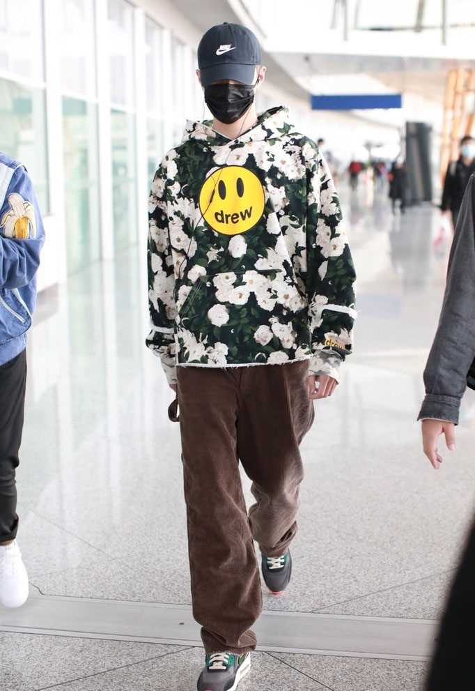 最新赖冠霖机场带口罩超酷卫衣时尚穿搭图片壁纸