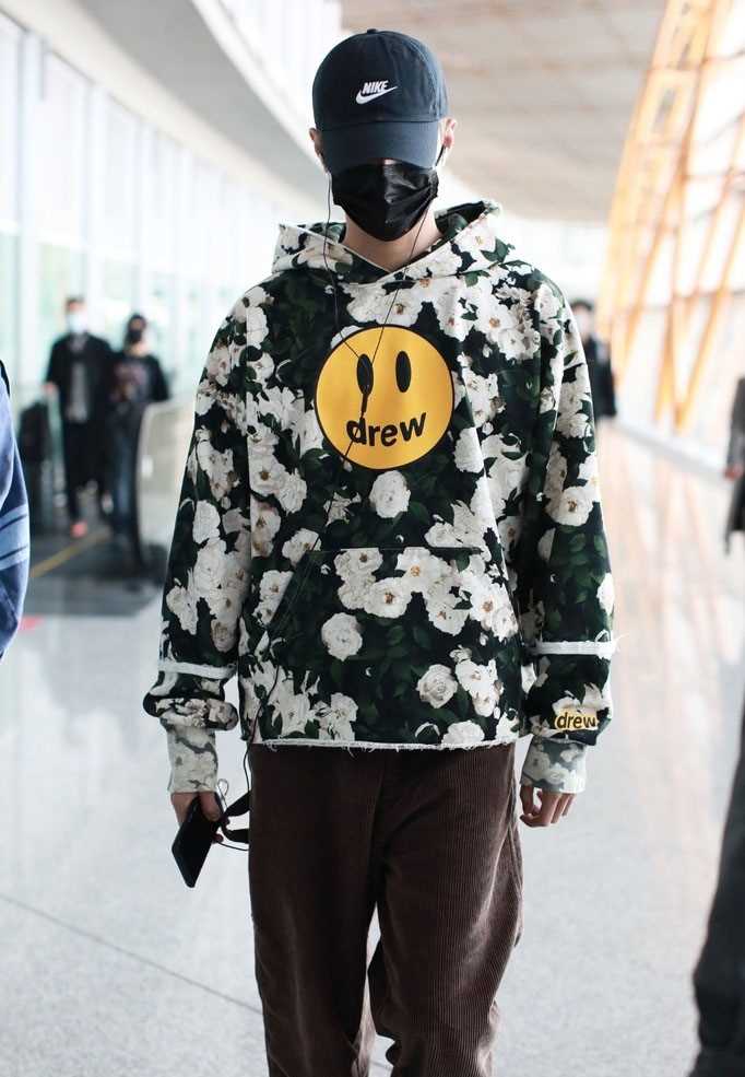 最新赖冠霖机场带口罩超酷卫衣时尚穿搭图片壁纸