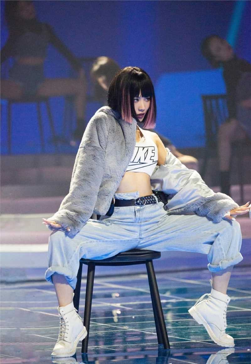 高清在王霏霏《乘风破浪的姐姐》超酷辣妹性感照片中的图集