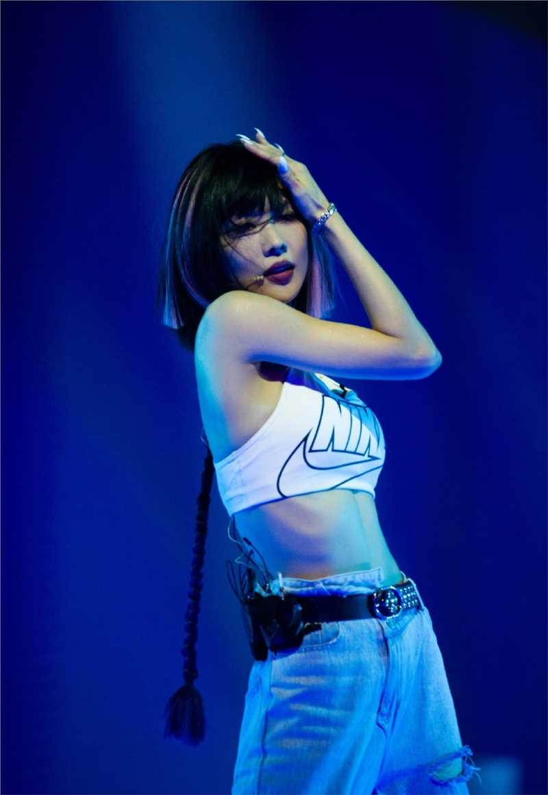 高清在王霏霏《乘风破浪的姐姐》超酷辣妹性感照片中的图集