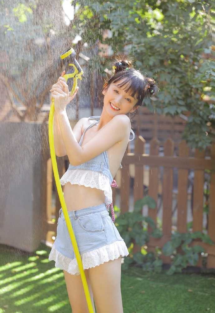 最新哪吒头骨感甜美女孩诱惑比基尼酥胸大长腿热图图集