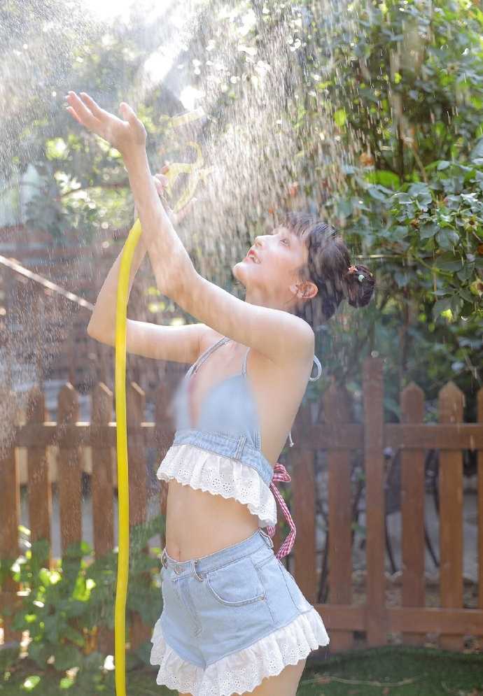 最新哪吒头骨感甜美女孩诱惑比基尼酥胸大长腿热图图集