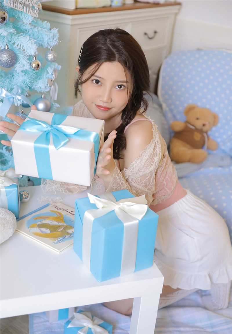 优质圆脸软萌妹子蕾丝袜惑性感大长腿白丝私拍照图片