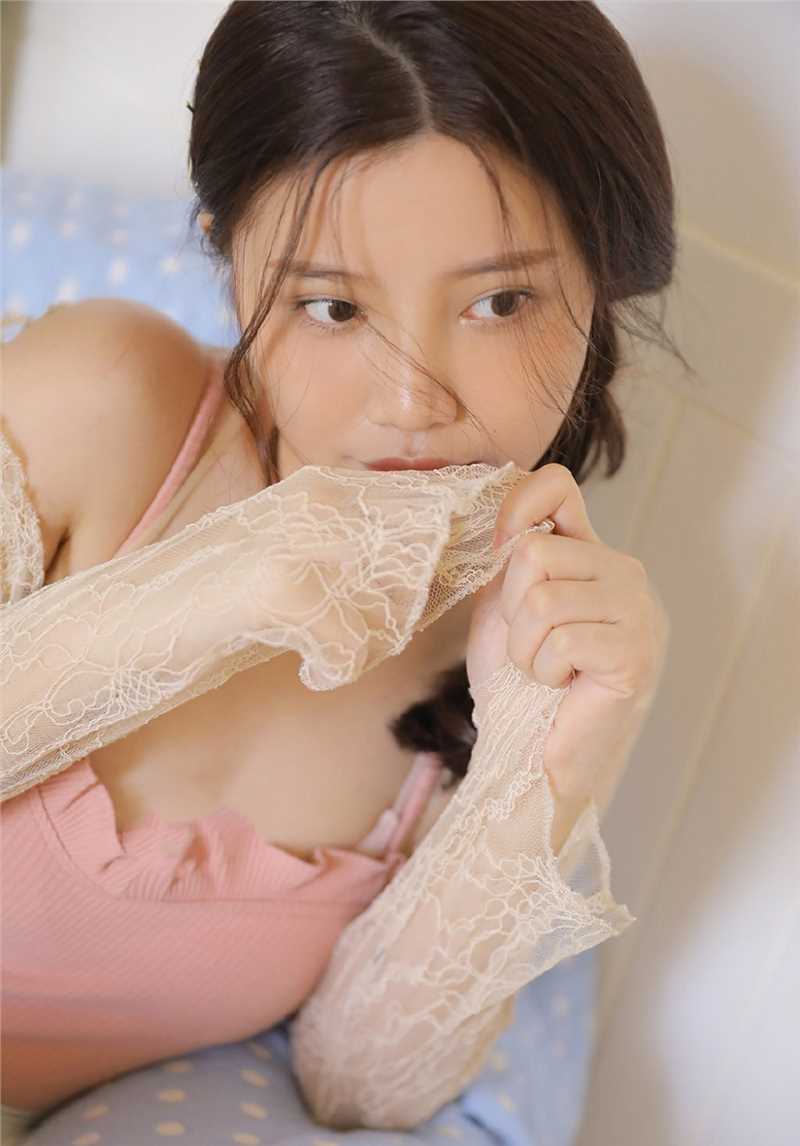 优质圆脸软萌妹子蕾丝袜惑性感大长腿白丝私拍照图片