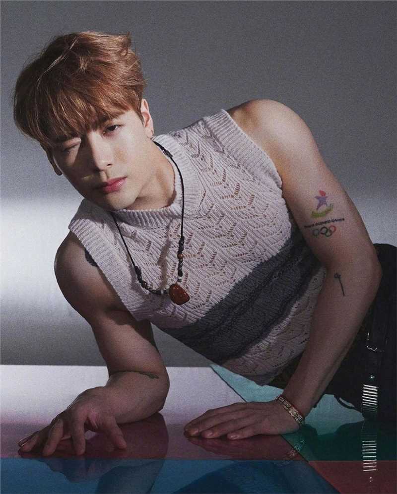 精选王嘉尔性感毛衣露肩锁骨杀图片图册