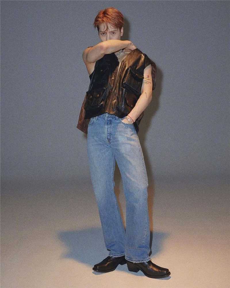 精选王嘉尔性感毛衣露肩锁骨杀图片图册