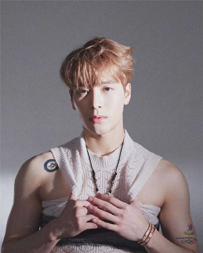 精选王嘉尔性感毛衣露肩锁骨杀图片图册