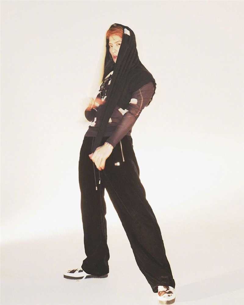 精选王嘉尔性感毛衣露肩锁骨杀图片图册