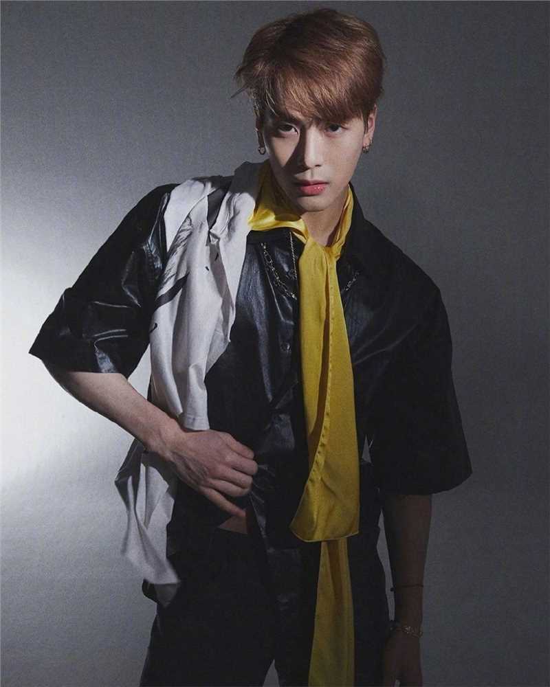 精选王嘉尔性感毛衣露肩锁骨杀图片图册