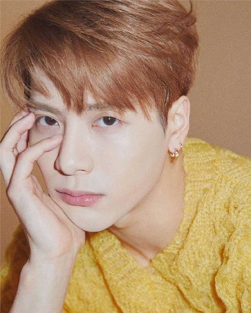 精选王嘉尔性感毛衣露肩锁骨杀图片图册