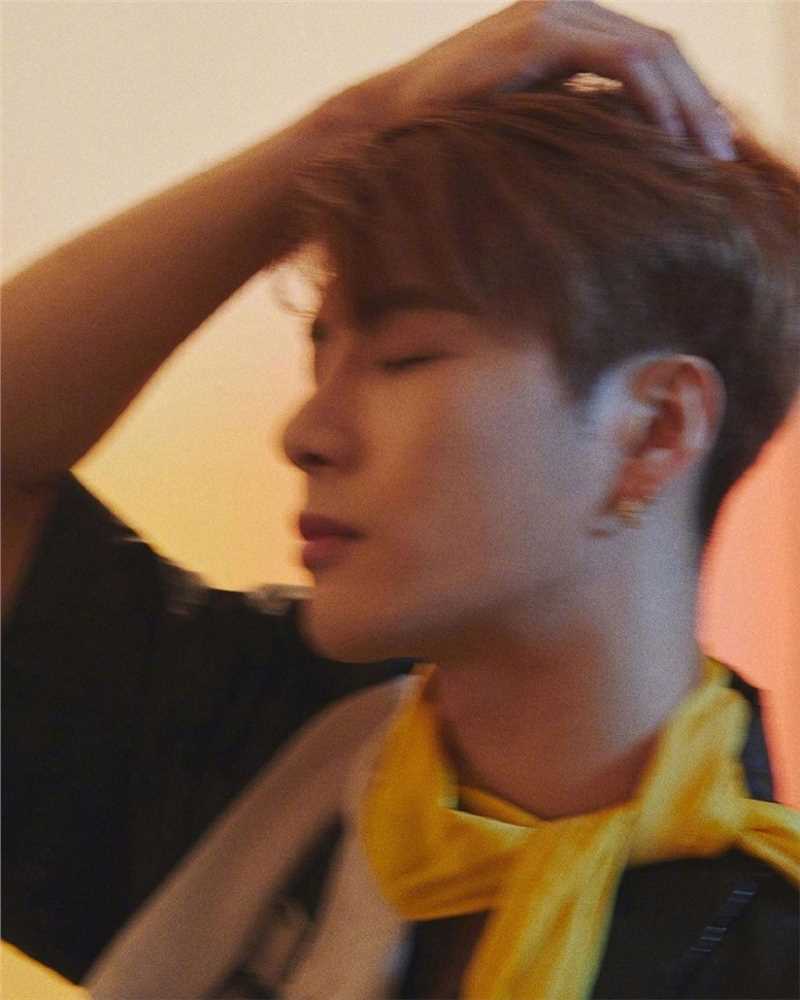 精选王嘉尔性感毛衣露肩锁骨杀图片图册