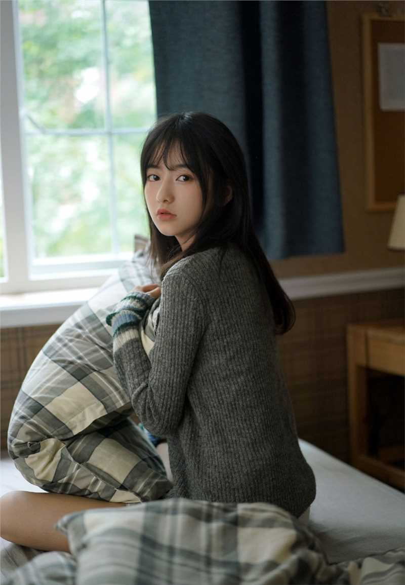 清纯甜美女神校花慵懒午后大秀大长腿私房照