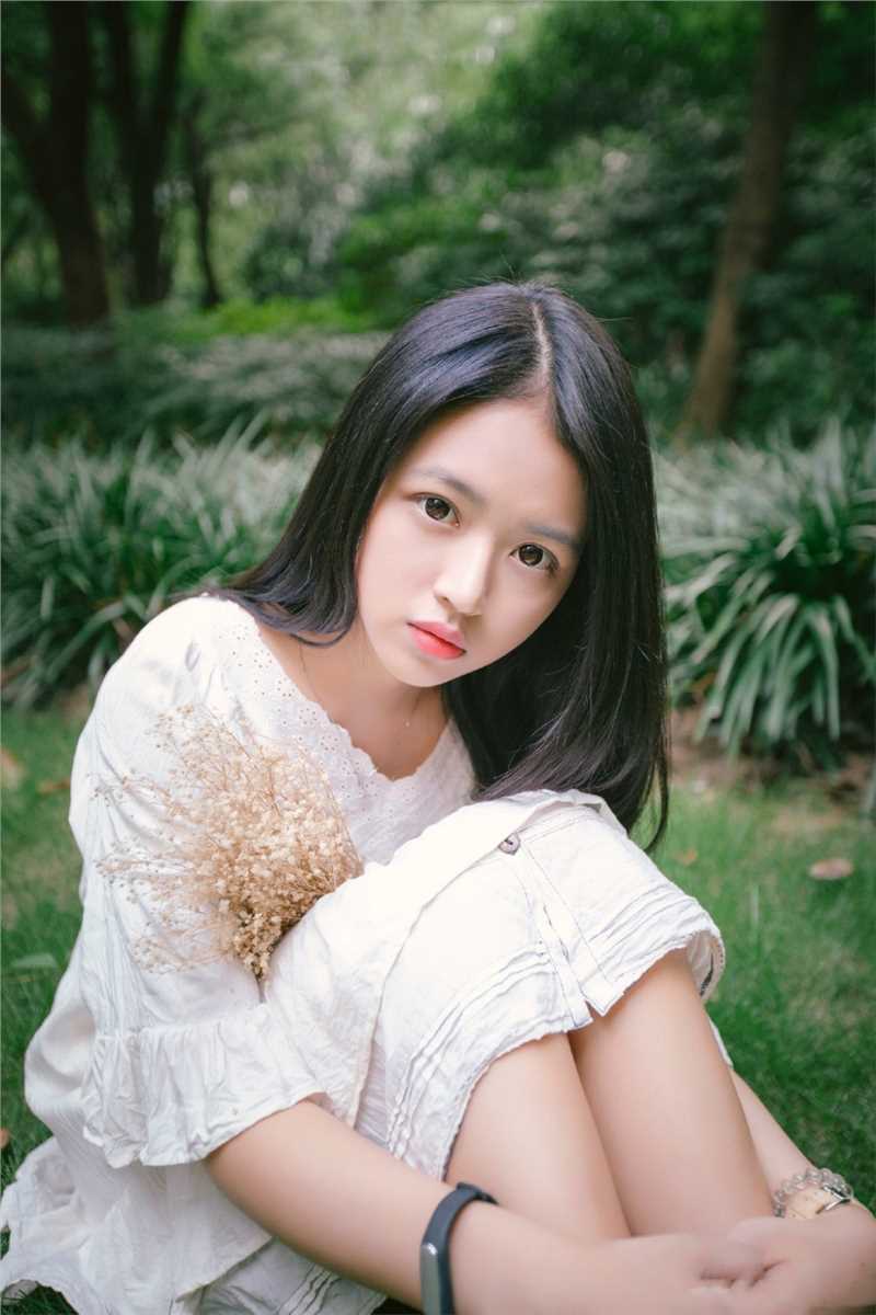 最新日系胶片风格清纯女大学生森林摄影壁纸