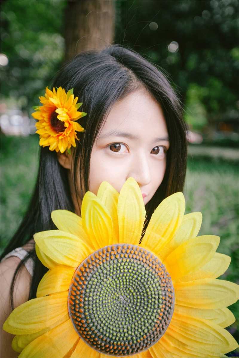 最新日系胶片风格清纯女大学生森林摄影壁纸