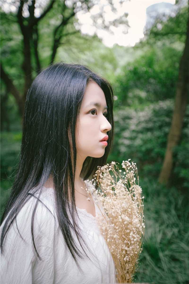 最新日系胶片风格清纯女大学生森林摄影壁纸
