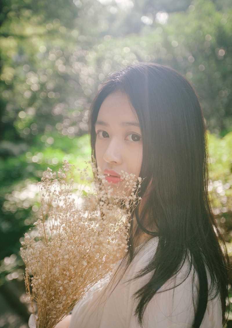 最新日系胶片风格清纯女大学生森林摄影壁纸