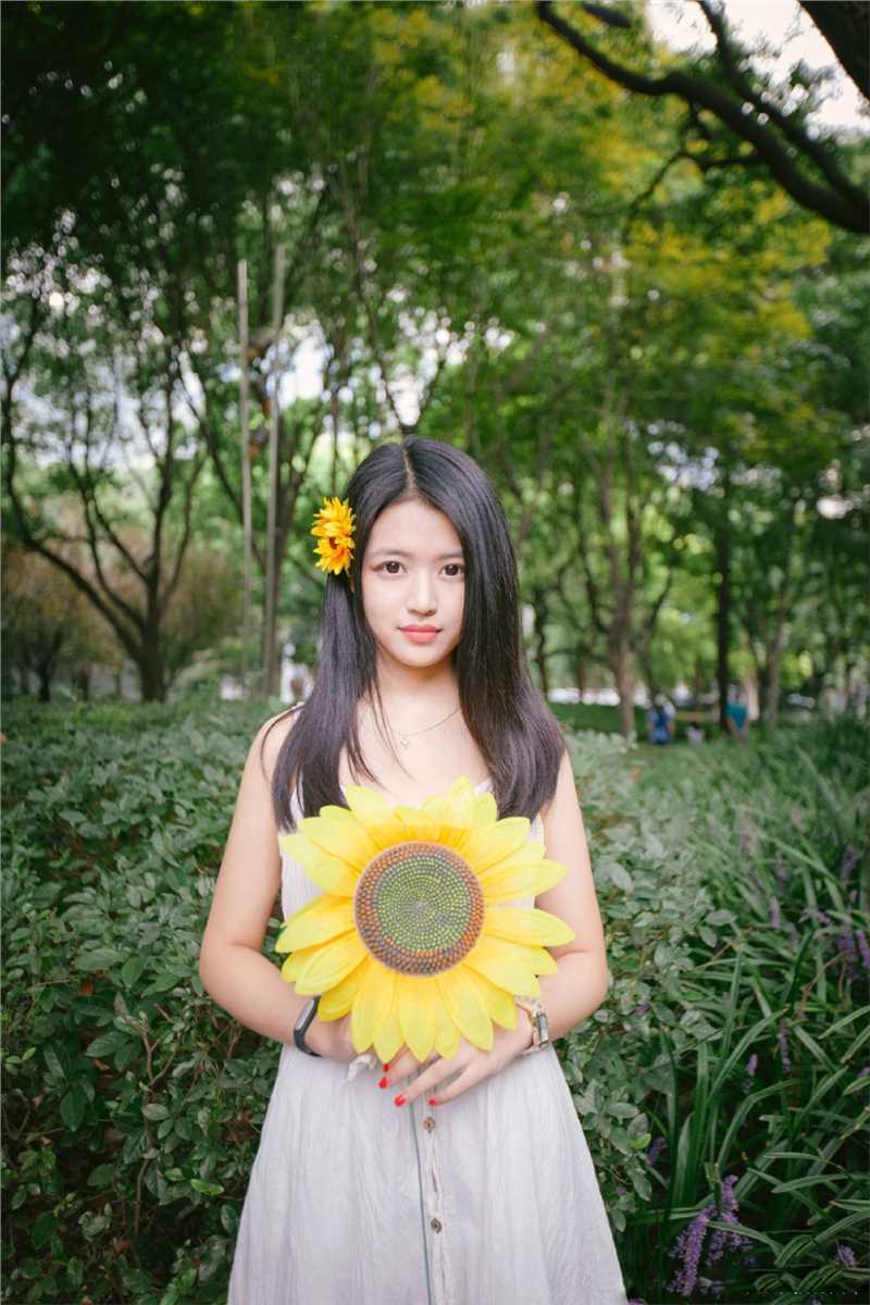 最新日系胶片风格清纯女大学生森林摄影壁纸