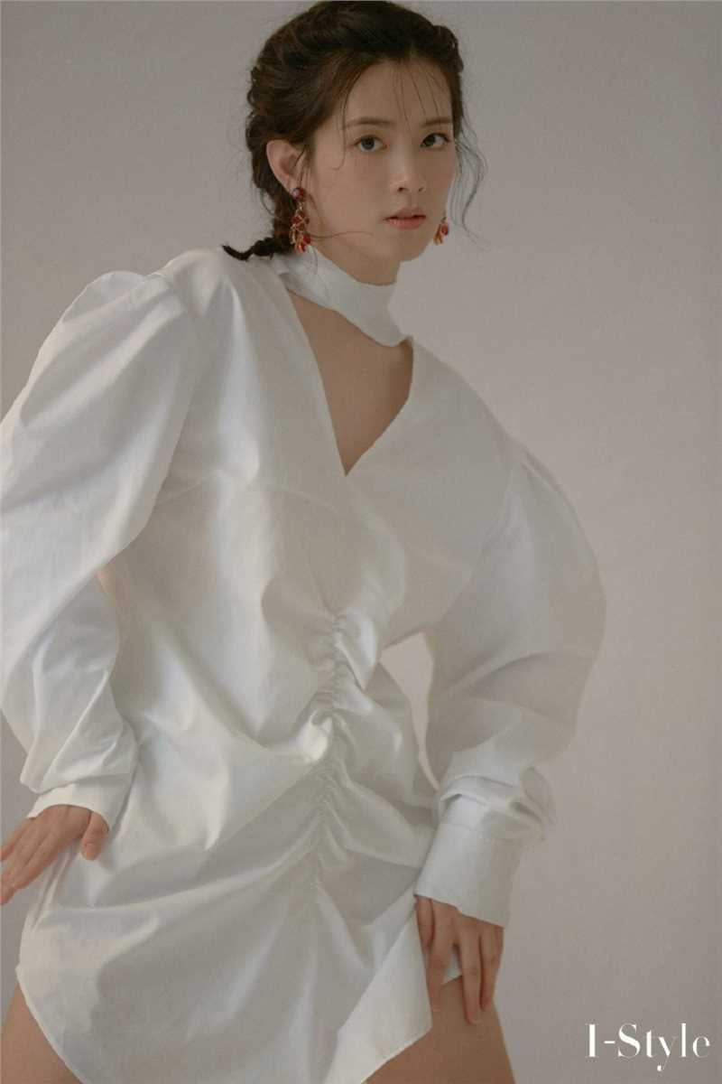 优质清纯小花陈昊宇时尚感白裙酷美杂志图片相册