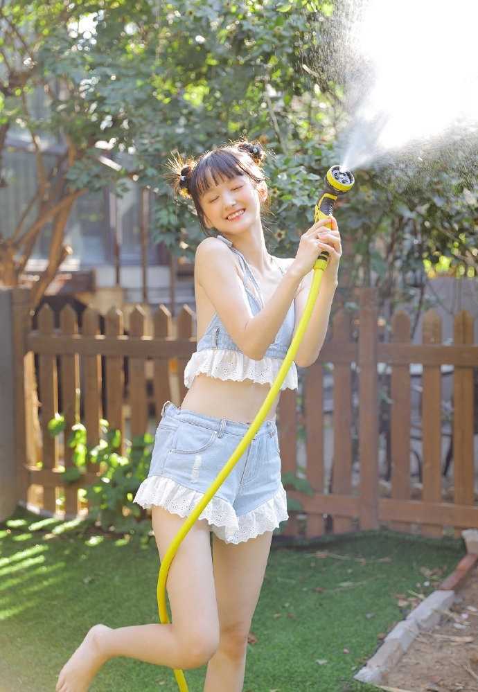 高清哪吒头骨感甜美女孩诱惑比基尼酥胸大长腿热图图集