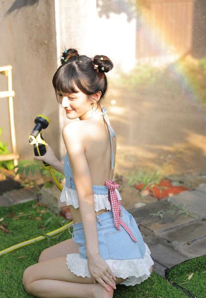 高清哪吒头骨感甜美女孩诱惑比基尼酥胸大长腿热图图集