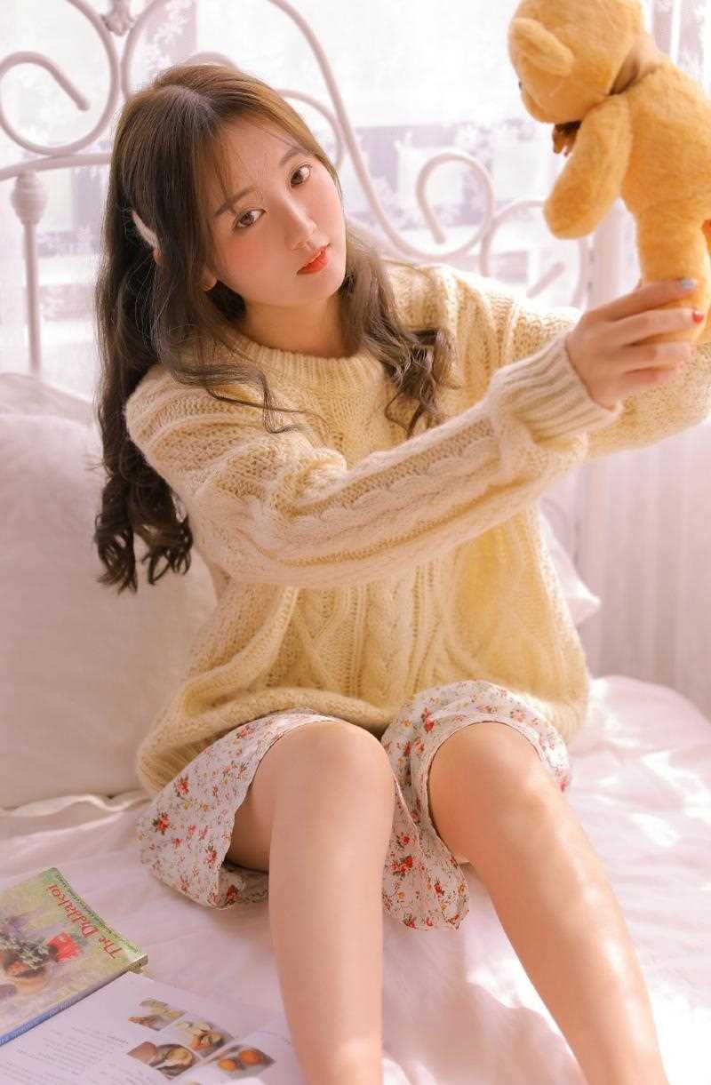 杏眼甜美女孩吊带碎花裙大长腿闺房