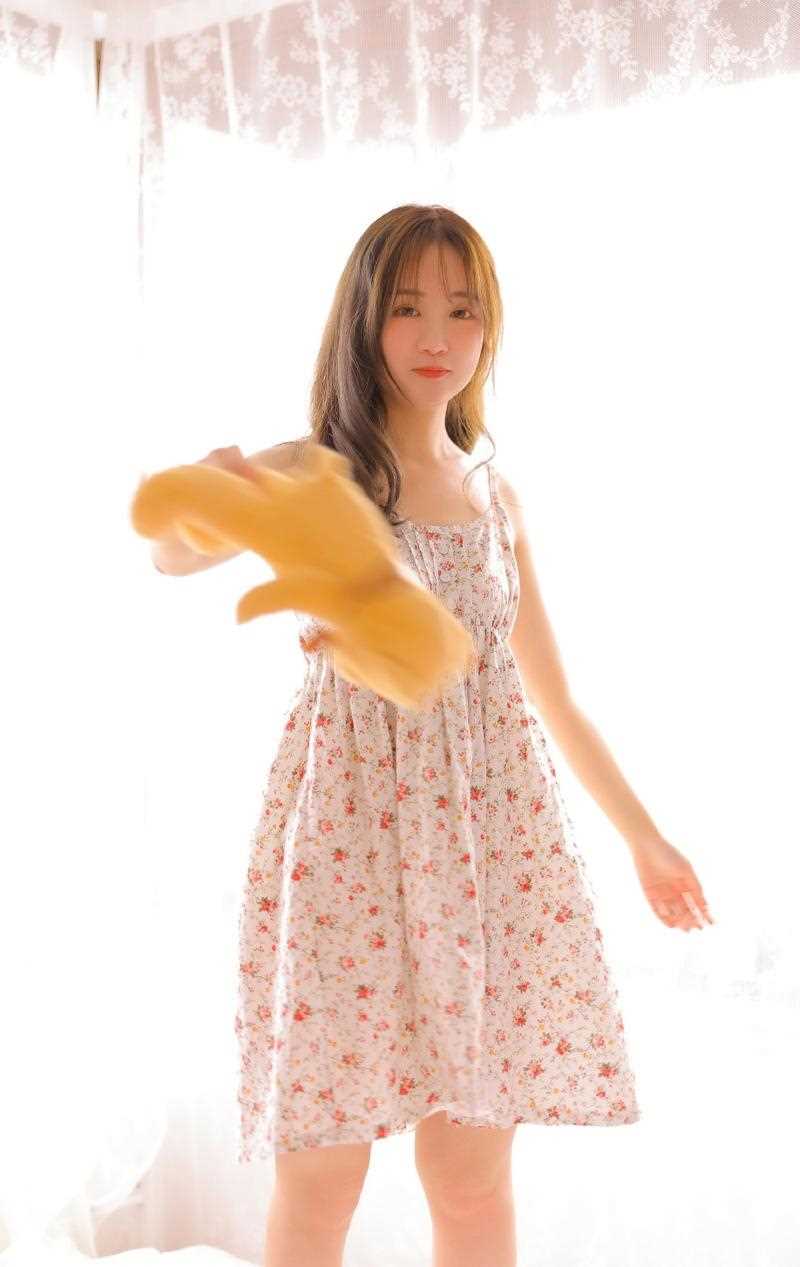 杏眼甜美女孩吊带碎花裙大长腿闺房