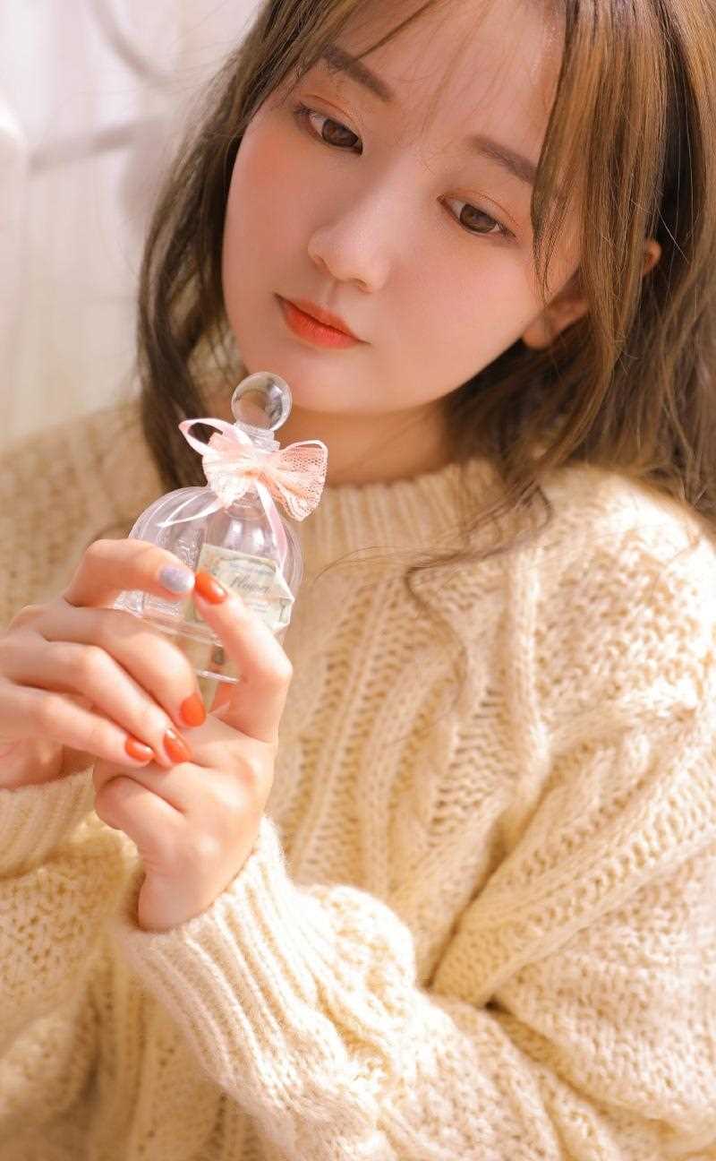 杏眼甜美女孩吊带碎花裙大长腿闺房