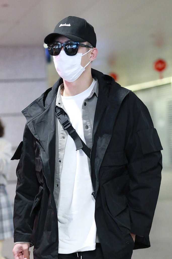 黄景瑜简单干练机场时尚穿搭图片