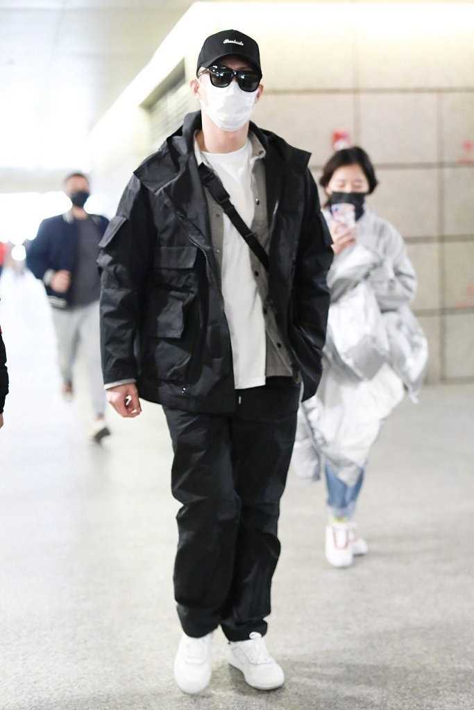 黄景瑜简单干练机场时尚穿搭图片