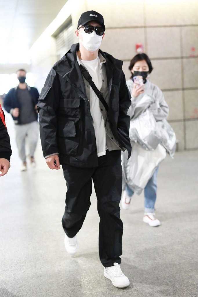 黄景瑜简单干练机场时尚穿搭图片